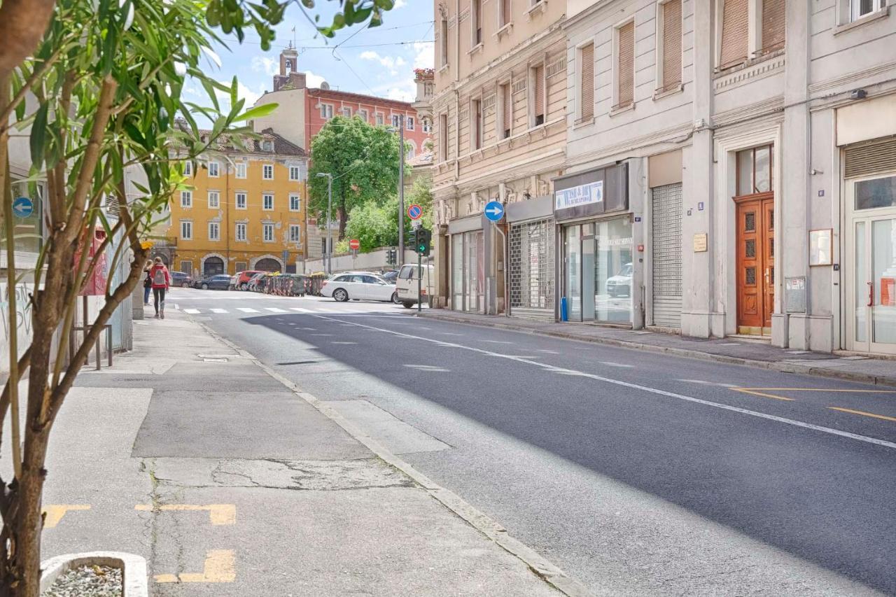 Mihaela Apartment - Charme Near The Station Trieste Luaran gambar